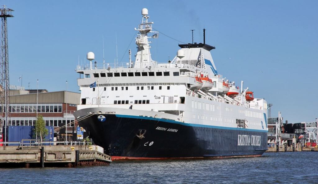 Quando una nave expedition smette di portare turisti e diventa una base galleggiante in Groenlandia