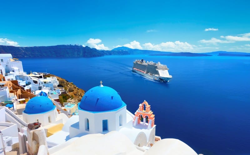 Santorini stringe ancora sulle crociere: nuovi limiti ai tender e AIDA riduce gli scali nel 2027