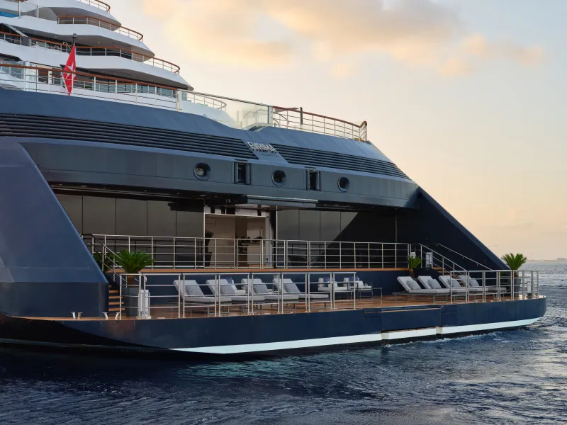 Il lusso in mare non è solo champagne: Ritz-Carlton Yacht Collection ristruttura il debito e cerca scala