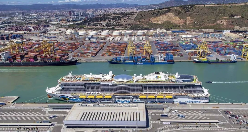 Barcellona raddoppia la tassa sui crocieristi: il turismo mordi-e-fuggi finisce sotto pressione