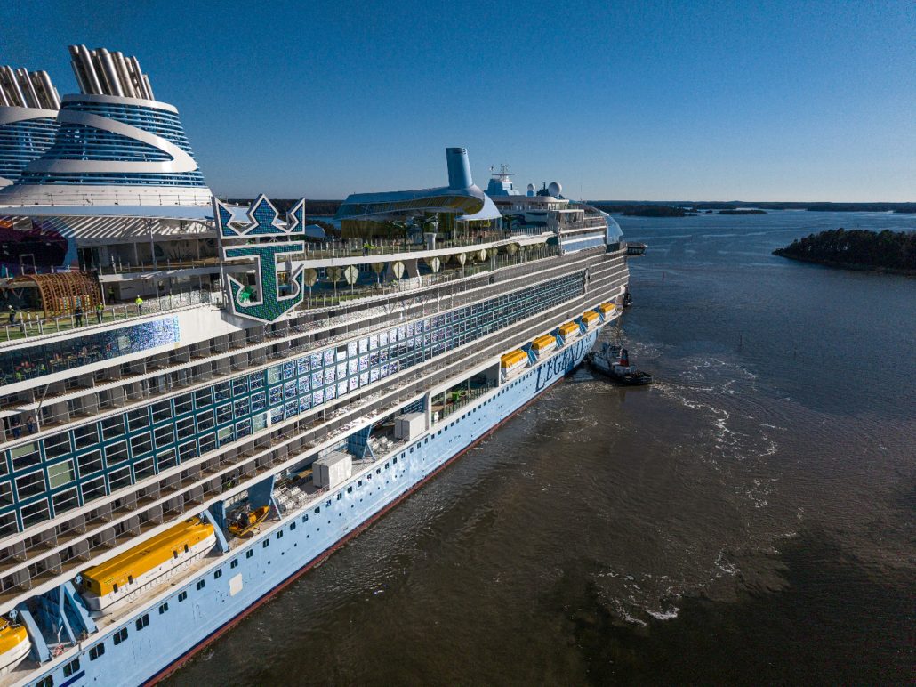 Legend of the Seas debutta in Italia, ma resta in rada: alla Spezia la sfida sono i tender