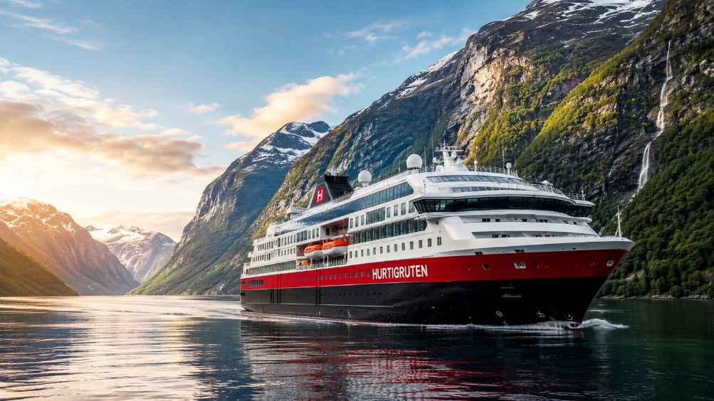 Hurtigruten mette in sicurezza il futuro: rifinanziamento da 430 milioni per ridurre i costi e rilanciare la crescita