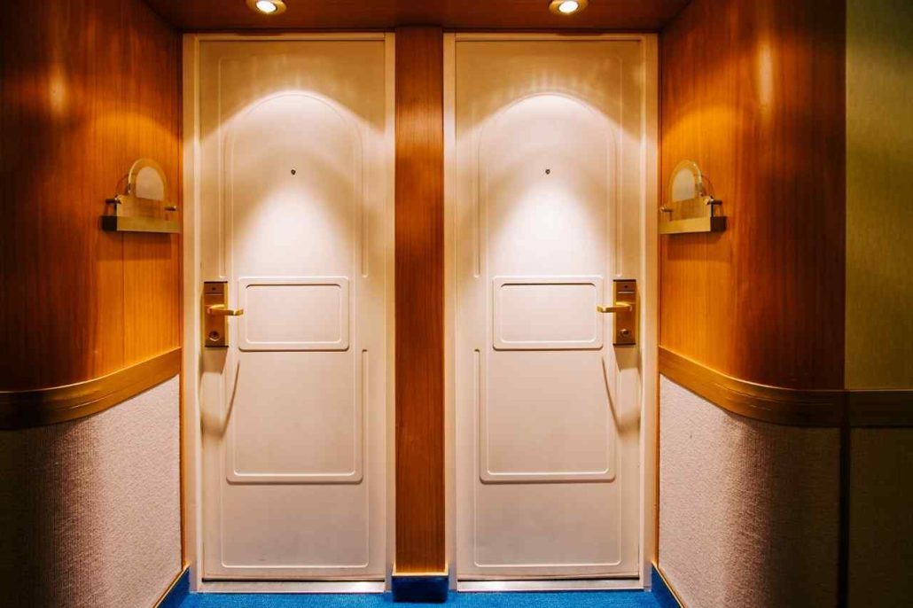 La porta della cabina non è più solo una porta: la curiosa mania dei magneti in crociera