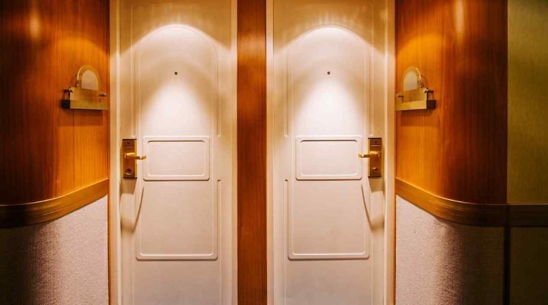 La porta della cabina non è più solo una porta: la curiosa mania dei magneti in crociera