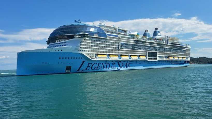 Legend of the Seas debutta in Italia, ma resta in rada: alla Spezia la sfida sono i tender