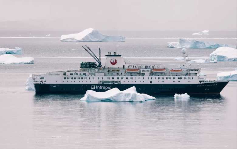 Quando una nave expedition smette di portare turisti e diventa una base galleggiante in Groenlandia